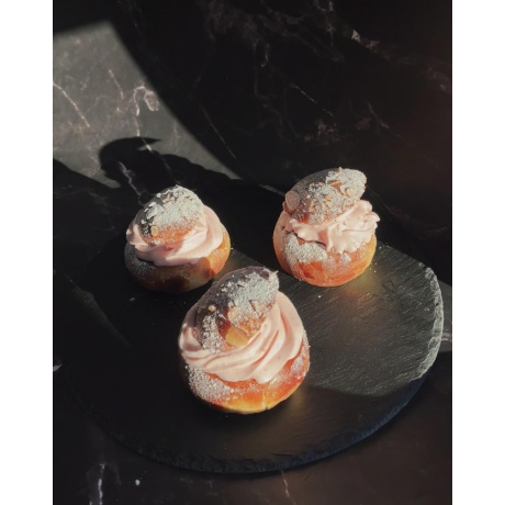 Vastlakukkel Vaarika-toorjuustukreemi ja Vaarikamoosiga